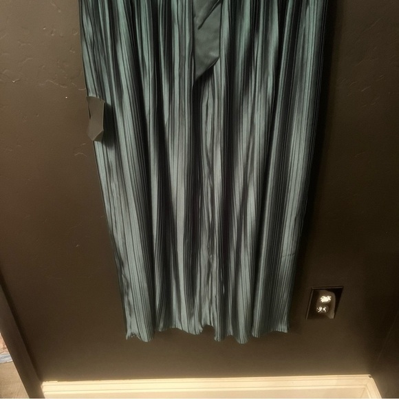 LULUS Radiant Reverie Emerald Plisse Short Sleeve Backless Midi Dress Size: L - Picture 14 of 17